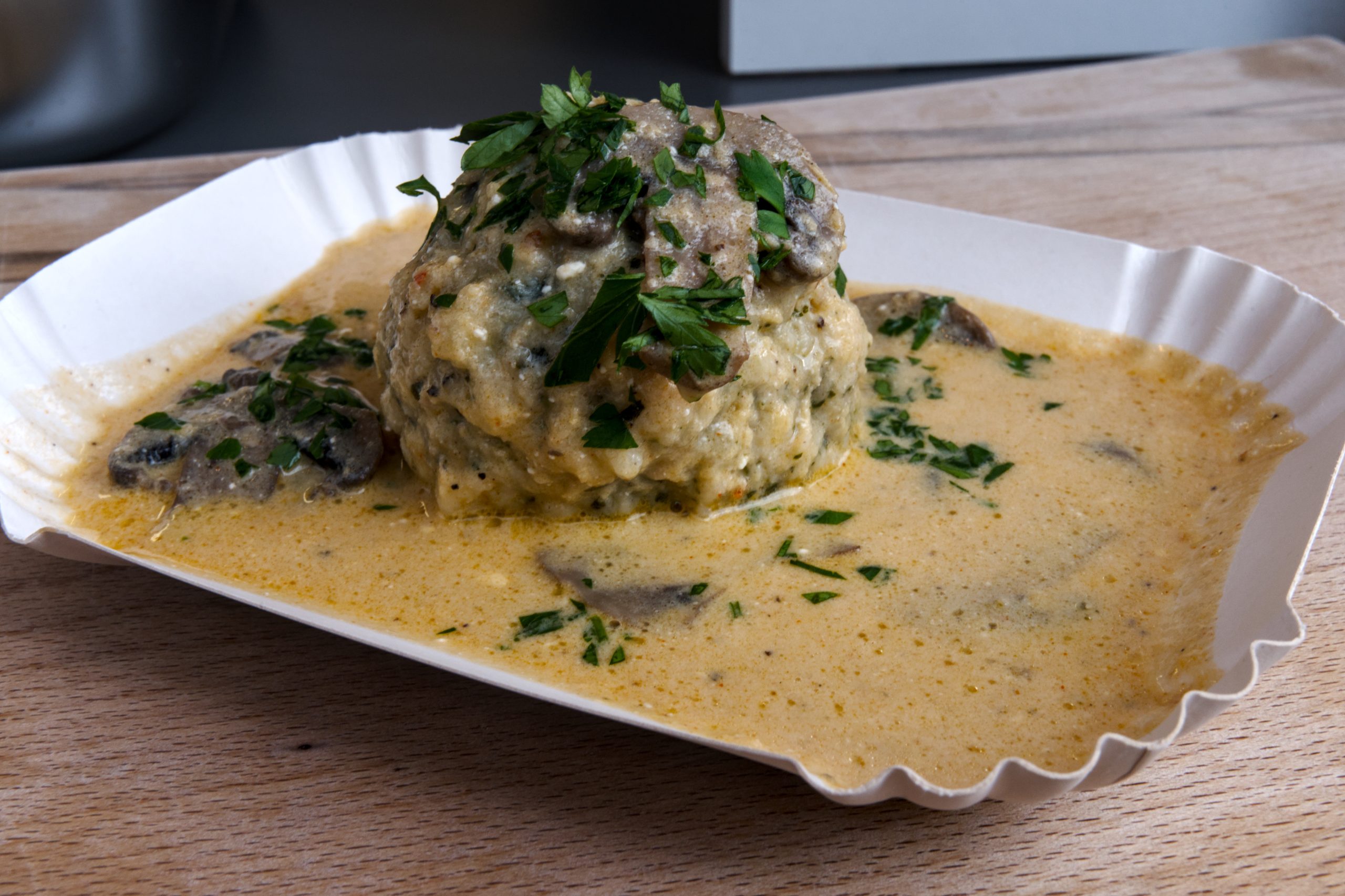 Semmelknödel mit Champignon-Rahm-Sauce